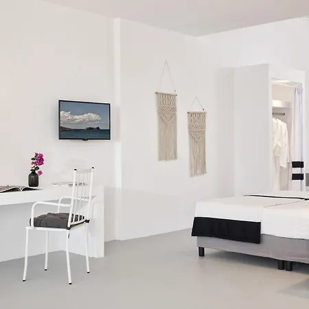 Mr. And Mrs. White Tinos Hotel