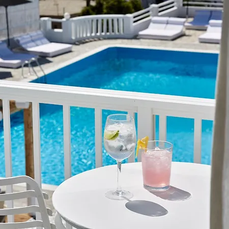 Mr. And Mrs. White Tinos 4*