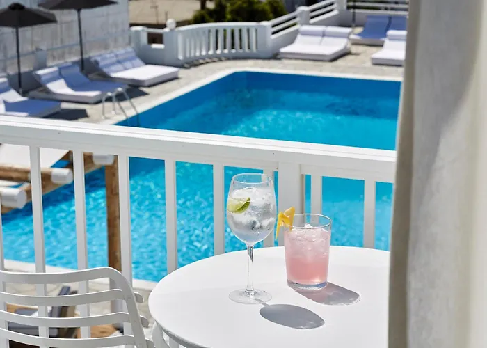 Mr And Mrs White Tinos 4*